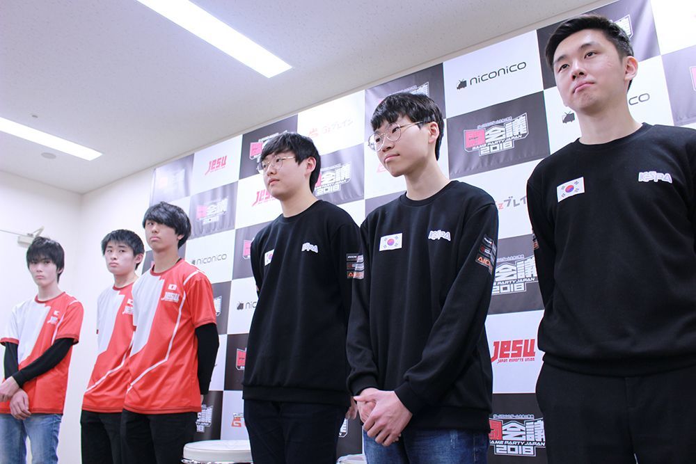 奥の3人が日本の選手（左からローラ、天GOD、RADWIMPS）、手前の3人が韓国の選手（左からHemos、X-Bow Master、Chasyu Rice）。負けた日本チームは悔しさをにじませていた。