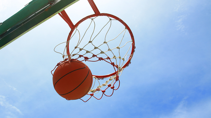 公園の芝生にバスケットゴールあり 岡山県でストリートバスケを楽しむ Spaia スパイア