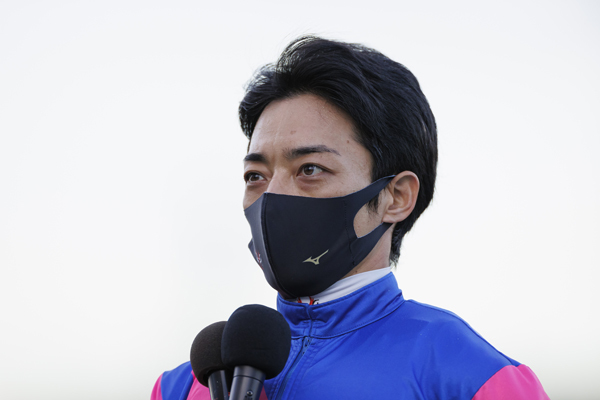 2021年の浦和記念でメイショウカズサに騎乗し優勝した川田将雅騎手