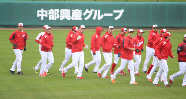 ランニングする広島カープの選手たち