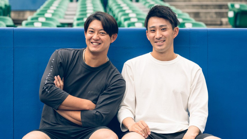 「umi」の新商品、7分丈Tシャツを着用しているロッテの佐藤都（左）と小島,球団提供
