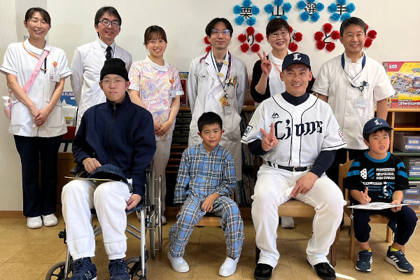 浜松医科大学医学部附属病院の小児病棟を訪問した西武の栗山巧