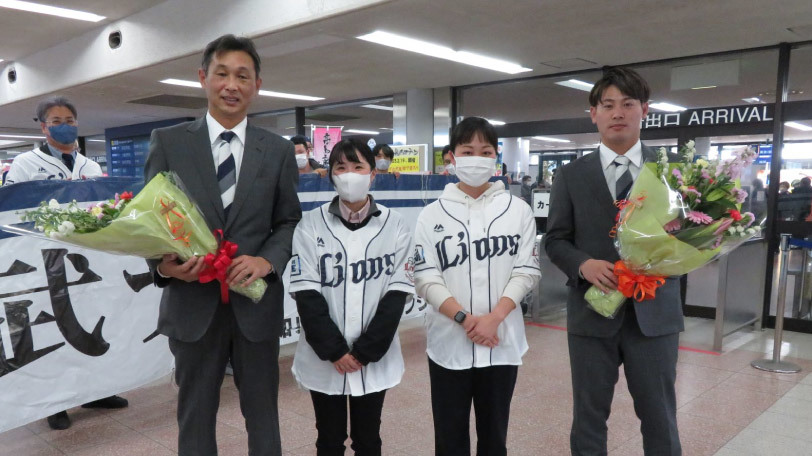 空港での歓迎セレモニーに参加した西口ファーム監督（左端）と岸潤一郎選手（右端）,球団提供