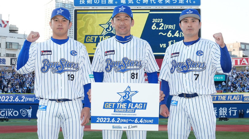 復刻ユニフォームを着用した（左から）山﨑康晃、三浦大輔監督、佐野恵太,球団提供