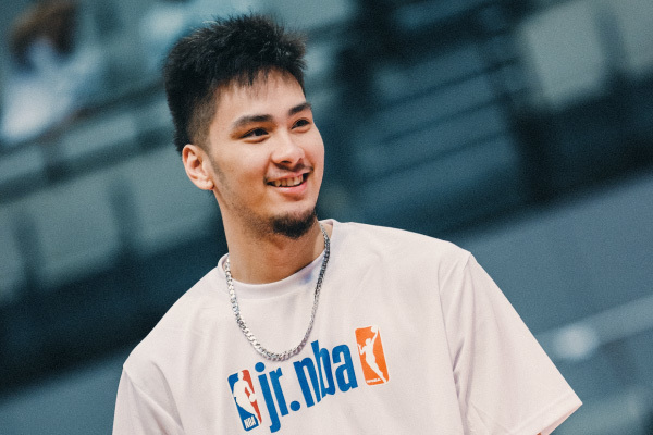 「Jr.NBAクリニック」に参加した広島ドラゴンフライズのカイ・ソット選手
