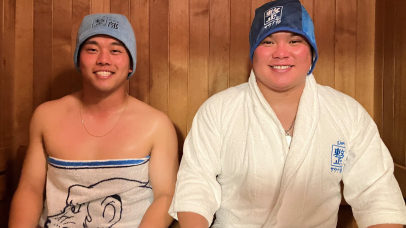 サウナ部グッズを着用した蛭間拓哉選手と渡部健人選手,球団提供