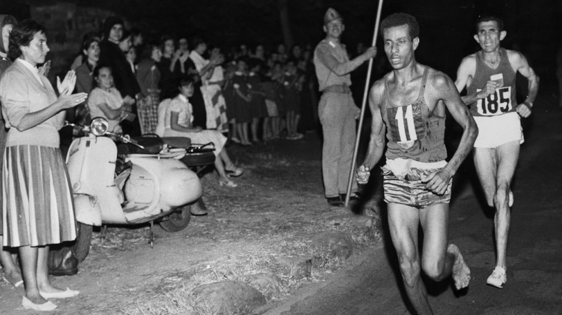ローマ五輪を裸足で走るアベベ・ビキラ,Ⓒゲッティイメージズ