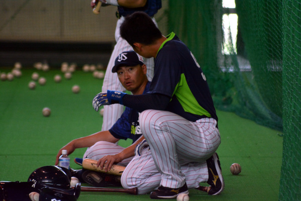 村上宗隆を指導する青木宣親