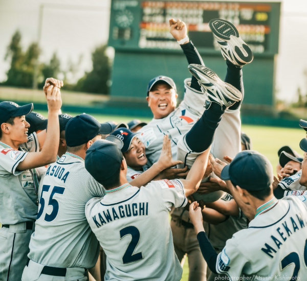 胴上げされる井戸伸年総監督