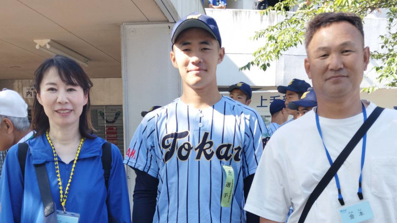 東海大相模の金本貫汰と父・猛さん、母・ゆりさん,金本猛さん提供