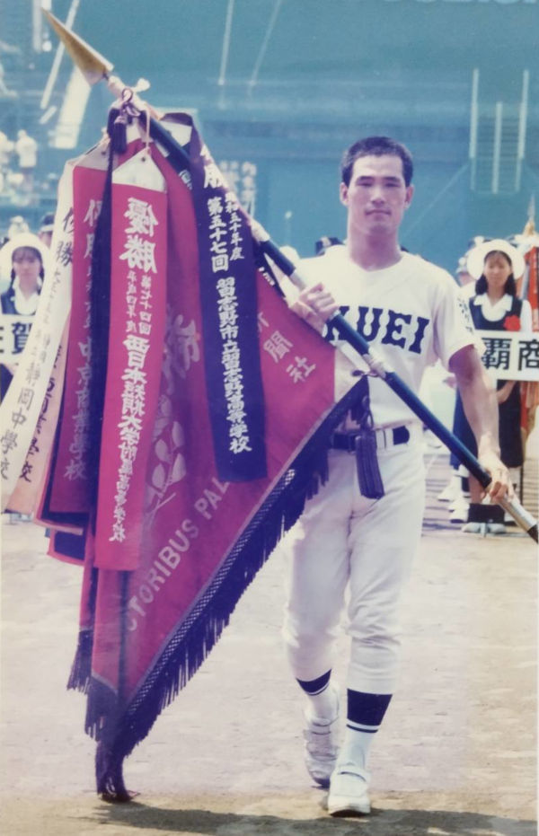 育英高主将として優勝旗を返還する金本猛さん