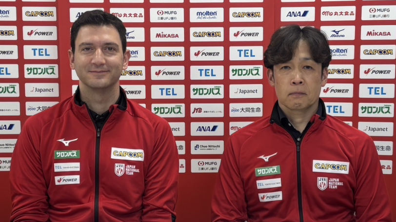 会見したフェルハト・アクバシュ監督と安保澄技術委員会副委員長,日本バレーボール協会提供