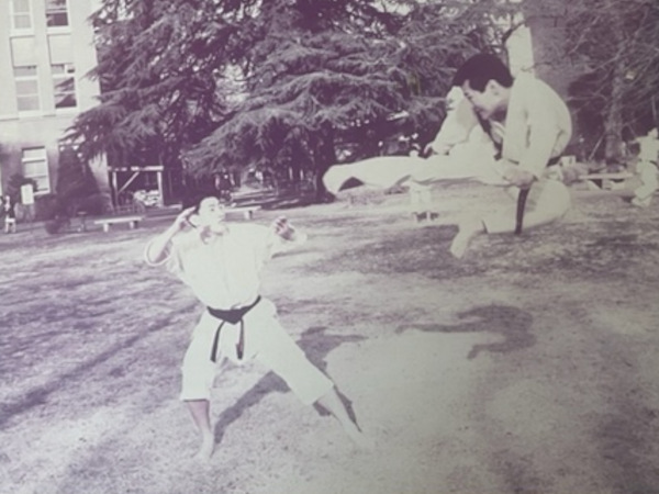 飛び蹴りする栗田氏