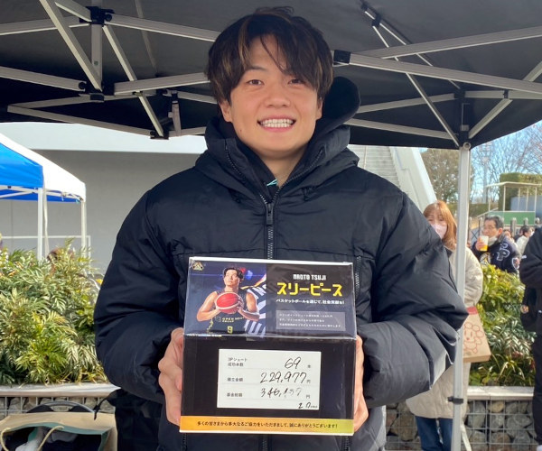 募金箱を持つ辻直人