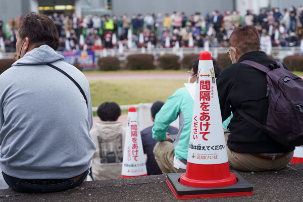 コロナ対策をする高知競馬場