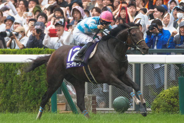 宝塚記念で人馬ともにGⅠ初制覇を飾った菅原明良騎手とブローザホーン,ⒸSPAIA（撮影：三木俊幸）