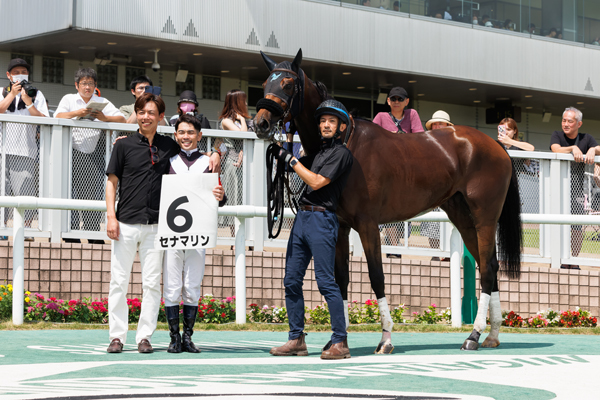 8月10日の新潟6R・新馬戦を勝利したセナマリンの口取り式,ⒸSPAIA（撮影：三木俊幸）