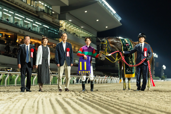 2025年エンプレス杯 テンカジョウの口取り式,ⒸSPAIA（撮影：三木俊幸）