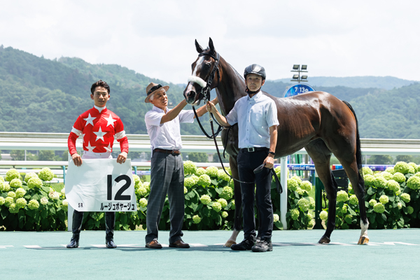 ルージュボヤージュの口取りの様子,ⒸSPAIA（撮影：三木俊幸）