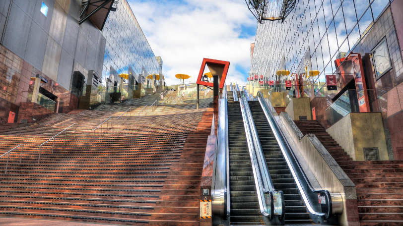 JR京都駅ビル階段,Shutterstock.com