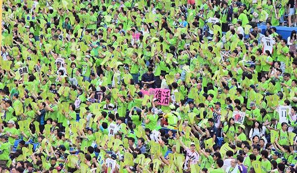 由規復帰登板戦で由規ボードを掲げるヤクルトファン,Ⓒ勝田聡