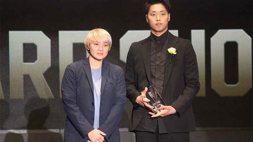 新人賞を受賞した三河の岡田侑大（左）とプレゼンターを務めた吉田亜沙美Ⓒマンティー・チダ