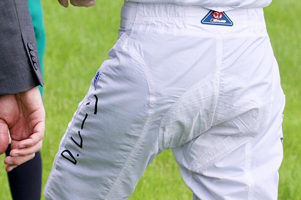 ダミアン・レーン騎手のジョッキーパンツⒸ三木俊幸