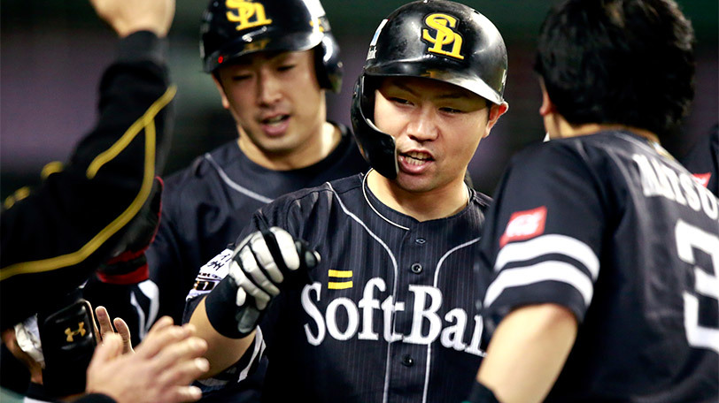 チームメートとタッチを交わす中村晃ⒸYoshihiro　KOIKE