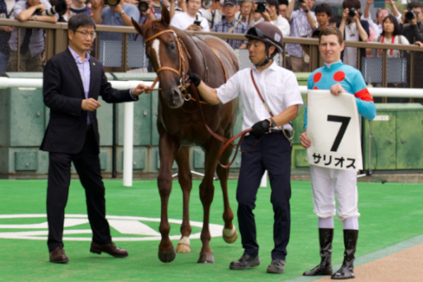 サリオスの口取り写真Ⓒ三木俊幸