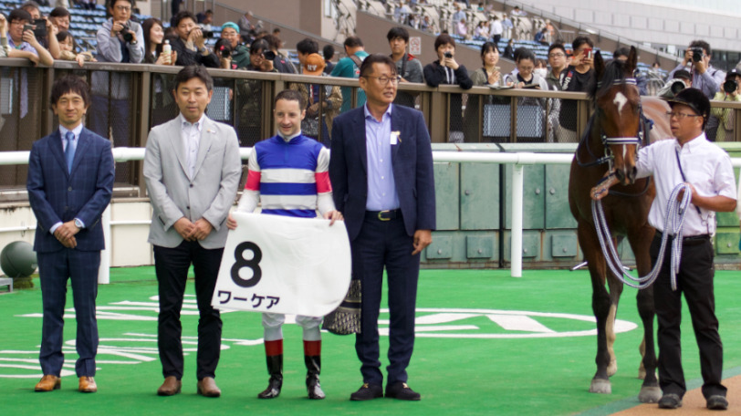 6月9日に新馬勝ちしたワーケアの口取り式Ⓒ三木俊幸