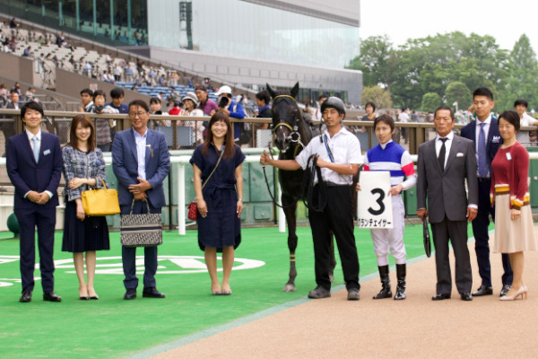 ダノンチェイサーの口取りⒸ三木俊幸