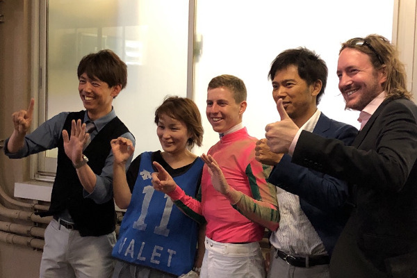 勝ったオメガパフューム陣営Ⓒ三木俊幸