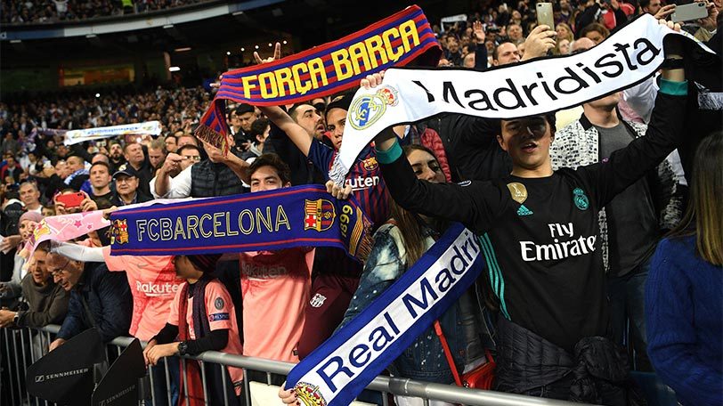 チーム名が入ったタオルを掲げるFCバルセロナとレアル・マドリードのサポーターⒸゲッティイメージズ