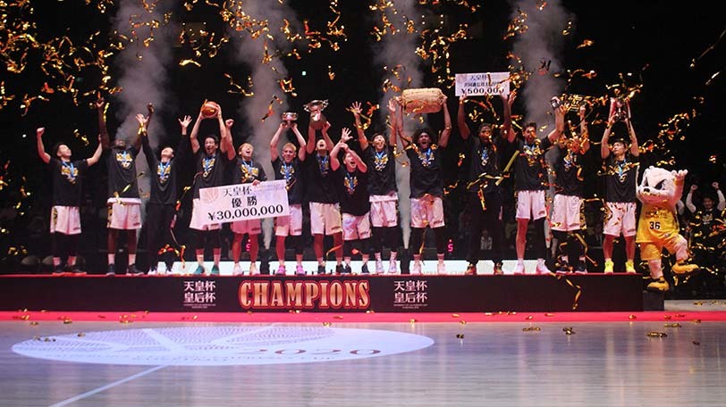 第95回天皇杯全日本バスケットボール選手権大会で優勝したサンロッカーズ渋谷Ⓒマンティー・チダ