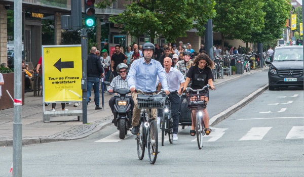 コペンハーゲン市内を走るサイクリスト