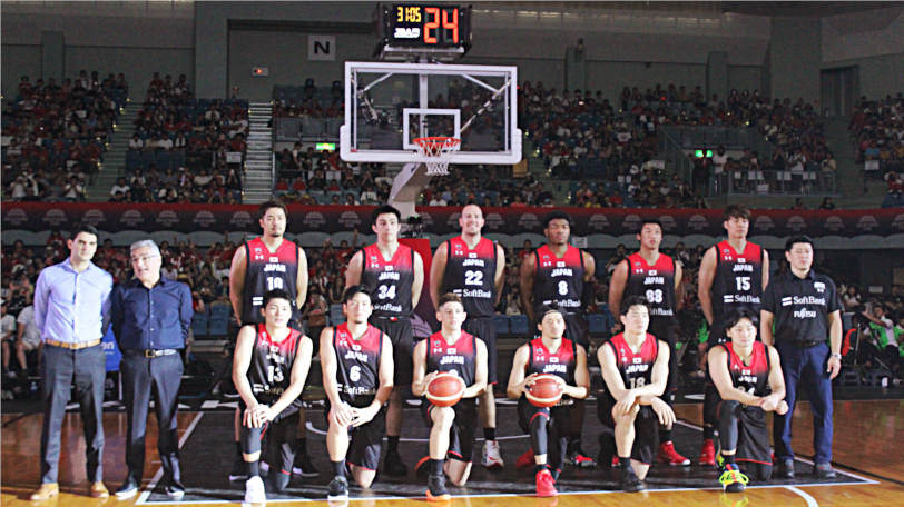 バスケットボール男子日本代表の集合写真Ⓒマンティー・チダ