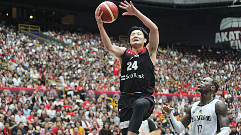 バスケ男子日本代表・速攻からレイアップをきめる田中選手写真Ⓒマンティー・チダ