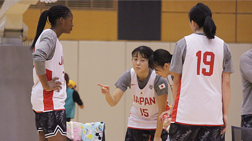 左：馬瓜ステファニー選手、中央：山本麻衣選手、右：永田萌絵選手（背番号19）Ⓒマンティー・チダ